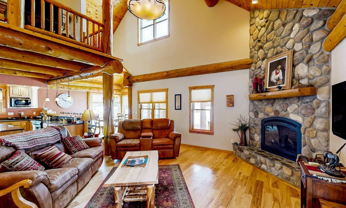Sturgis Cabina | Sun-filled cabin with full kitchen, fireplace, streaming, jetted tub, deck, & AC