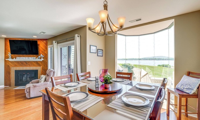 North Shore Condominio | Sun-Filled Condo w/ Smith Mountain Lake Views