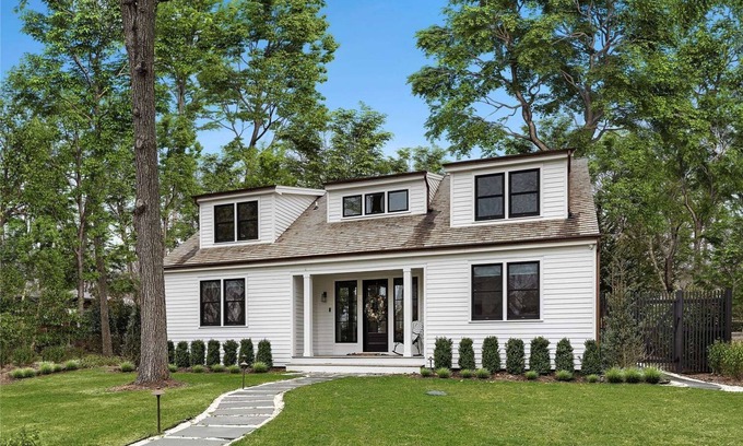 North Haven Casa | Sun-Filled, Custom-Designed 5-bedroom house in Sag Harbor w/ heated pool and spa