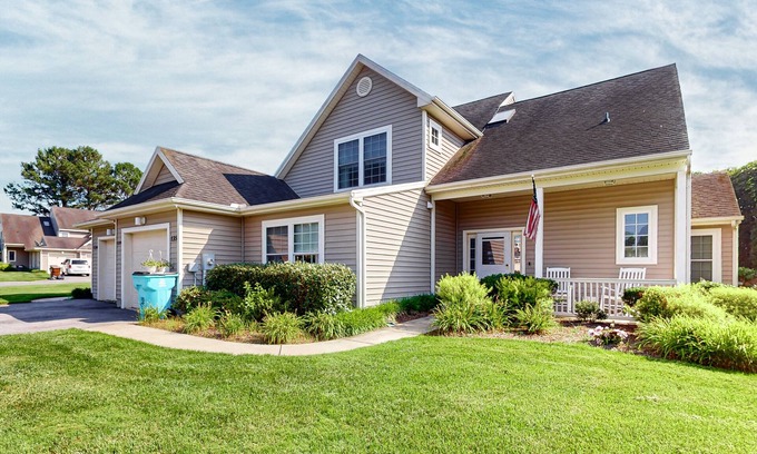 Ocean Pines Casa | Sun-filled retreat near beaches w/pool access golf, fireplace, W/D, & sunroom