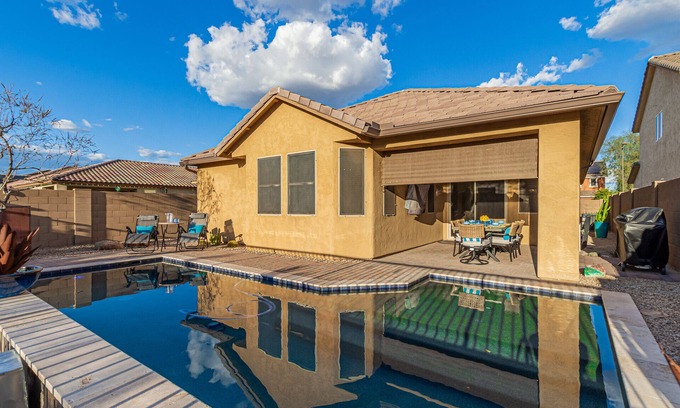 Sun City Casa | Sun, Fun, Hot Pool Sleeps 8, Workspace!