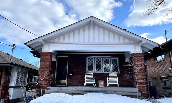 Upper Beaches Casa | Sun-kissed and Beautiful Upper Beach Bungalow