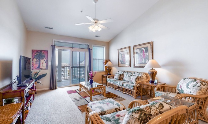 Sunset Island Condominio | Sun-kissed Bayside condo with pool & WiFi