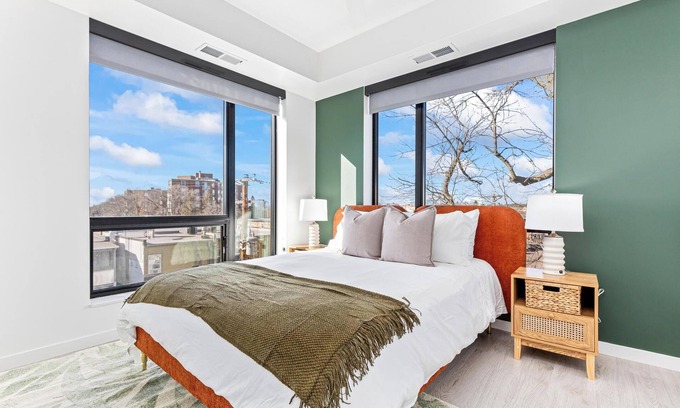 Uptown Apartamento | Sun-Kissed Cityscape mins to DT w Gym, BBQ Rooftop