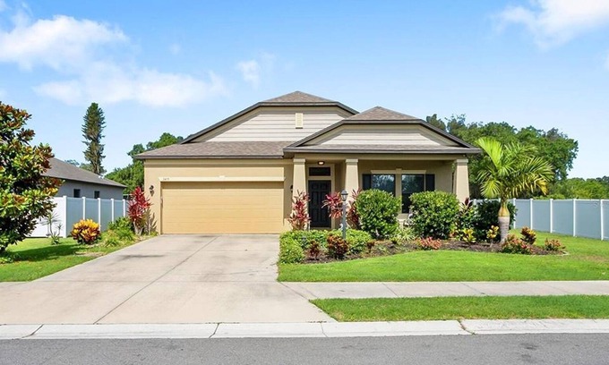 Memphis Casa | Sun-Kissed Serenity: Unwind in Palmetto, Florida's Premier Retreat