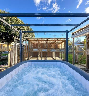 Hastings Casa | Sun-kissed Spa Retreat