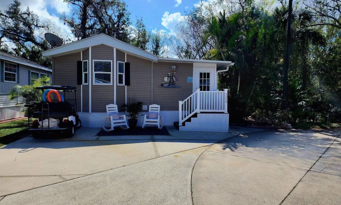 Braden River Cabaña | Sun Outdoors: Clean, Private, Cozy & Loaded with Perks! Golf Cart Included