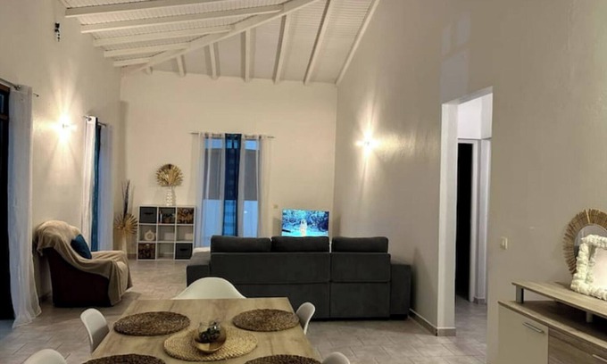 Les Abymes Casa | Sun Side