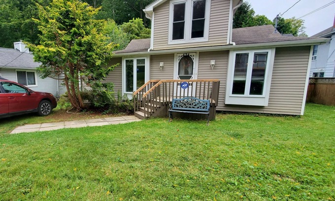 Port Stanley Cabaña | Sun Valley Beach Fenced YARD Home by Lake Erie. Pets ok Wifi, Fireplace,BBQ, A/C