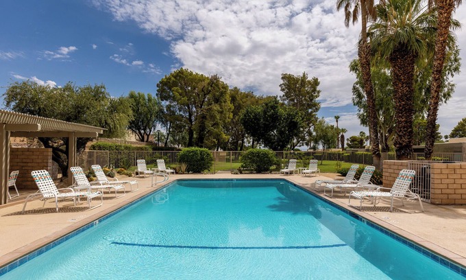 Sunrise Vista Chino Condominio | Sunbeam Villa - Upscale Vibrant Mid-Century Condo