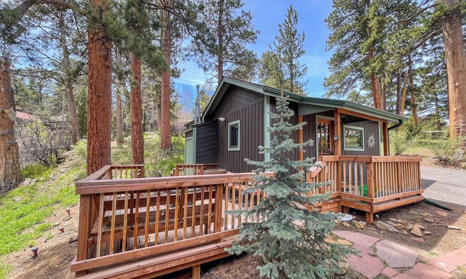 Estes Park Cabaña | SunBright Cottage: Fireplace, A/C, Jacuzzi, Private Deck, King Bed