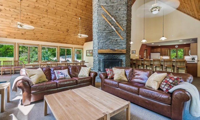 West Bridgewater Casa | Espectacular casa Sunburst para 25 personas con una bañera de hidromasaje interior y exterior. Perfecto para reuniones familiares y escapadas.