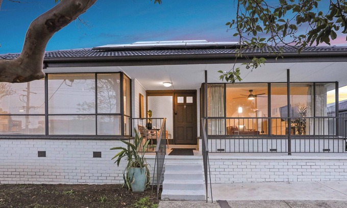 Sunbury Casa | Sunbury large family home close to airport macedon ranges newly renovated