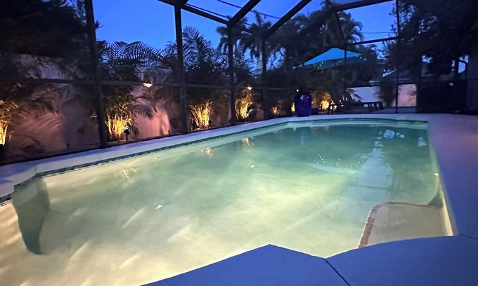 Venice Gardens Casa | SunCoast Garden Family Retreat-Beautiful Vacation Home with Heated Pool.