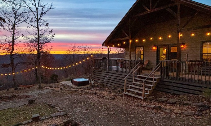Mountainburg Cabina | Sundance Cabin - Private Ozark Mountain Retreat - hot tub & valley views!