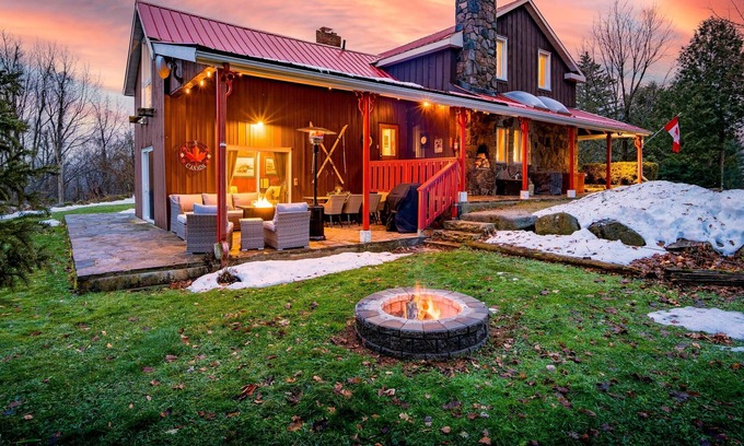 Grey Highlands Cabina | Sundance of Blantyre Lodge with Private Salt Water Hot Tub & Sauna House