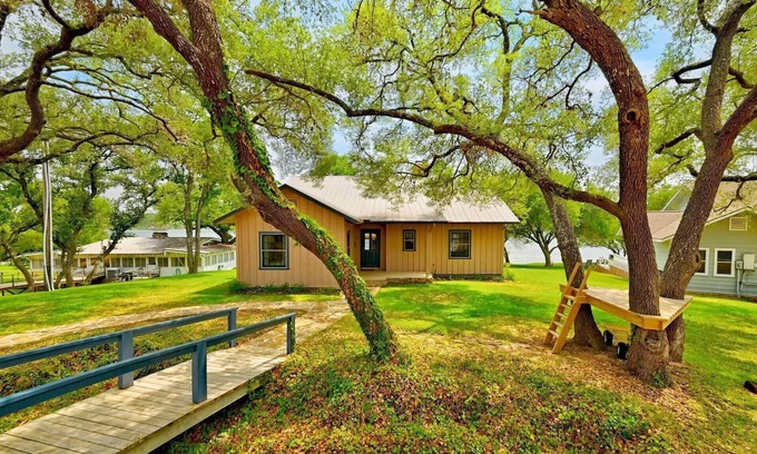 Burnet Casa | Sunday House @ Cockleburr Cove on Inks Lake - Lakefront property w/boat dock