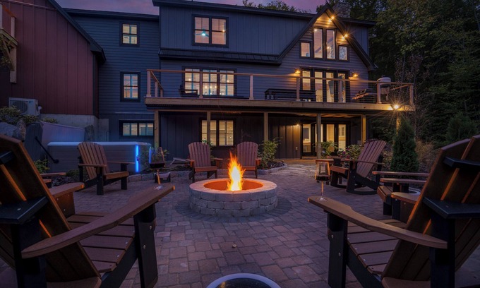 Sunday River Area Chalet De Esquí | Sunday River, sleeps 14, gym, chefs' kitchen, hot tub, game room, firepit, AC