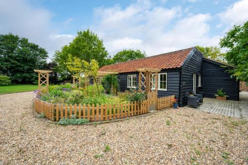 Diss Casa | Sundial and Woodland Lodge