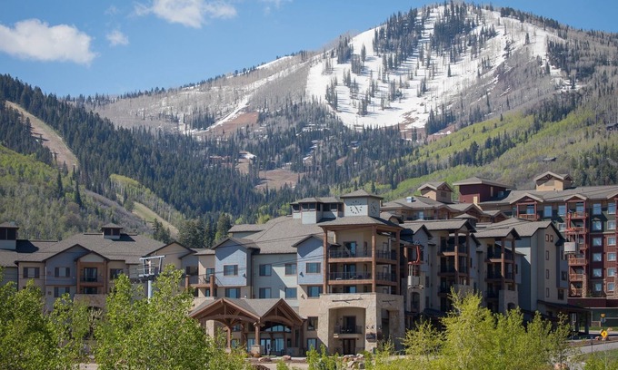 Park City Condominio | Sundial Lodge Condo Steps from Red Pine Gondola by RedAwning - Save 20% on 7+ Nights!