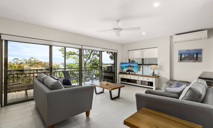 Noosa Heads Apartamento | Sundowner 3 - A fantastic view over Laguna Bay to the Noosa North Shore beach.