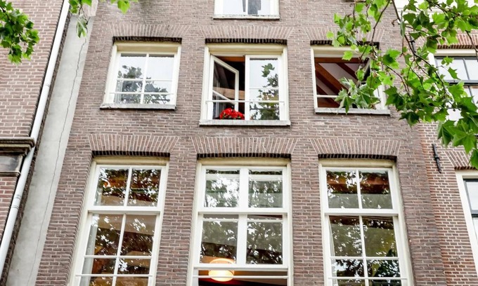 Burgwallen Nieuwe Zijde Casa | Sunflower Amsterdam