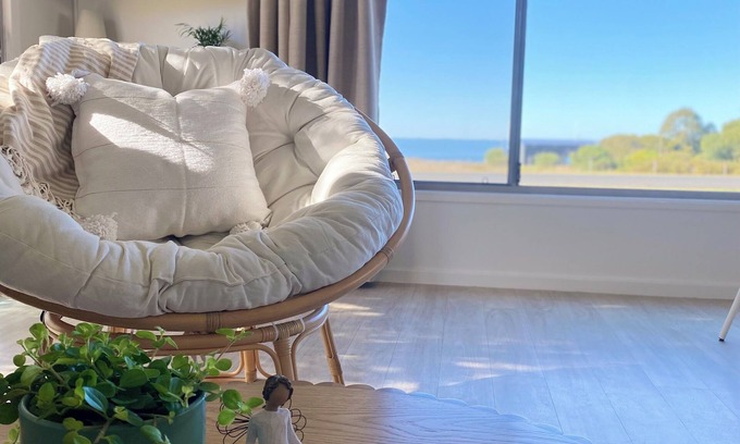 Bremer Casa | Sunflower Cottage - Stunning Lake Views! Bottle of wine included