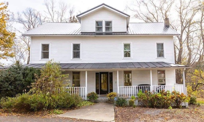 Athens Casa | Sunflower Farmhouse - Stylish & Sleeps 12!
