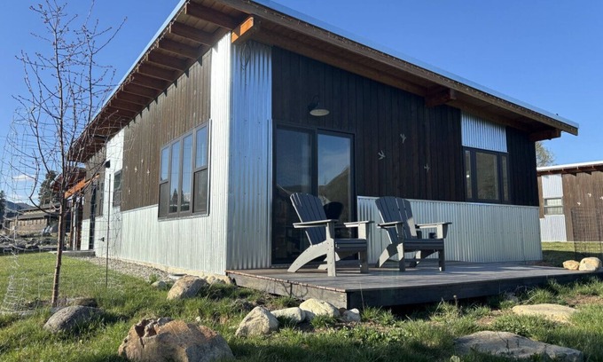 Winthrop Casa | Sunflower Resort ConeflowerCabin is in the ultra-quiet Winthrop South community, with a 5 minute walk to downtown on the pedestrian trail.