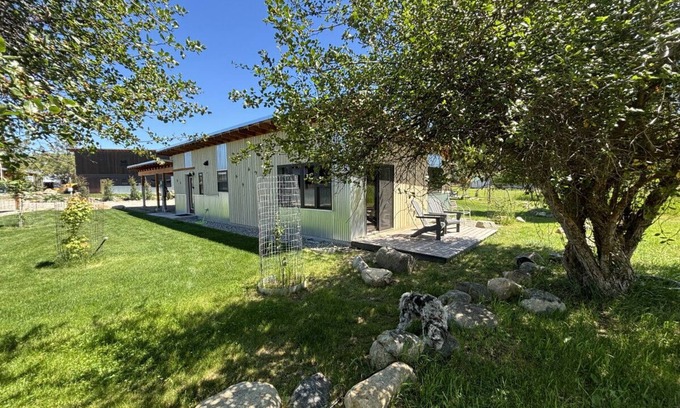 Winthrop Casa | Sunflower Resort Susan Cabin is in the ultra-quiet Winthrop South community, with a 10 minute walk to downtown & on the pedestrian trail.