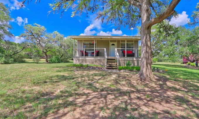 San Marcos Cabaña | Sunflower Ridge Cottage - 2 Bedroom Sunny Retreat