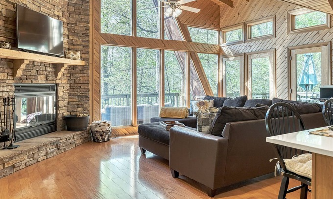 Innsbrook Chalet De Esquí | Sunflower Valley Chalet by Sarah Bernard, Private Wooded 3 bedroom Getaway with Fire Pit