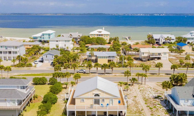 Toilla Segunda Casa | Sunglow Bungalow | Beach Access, Game Room!