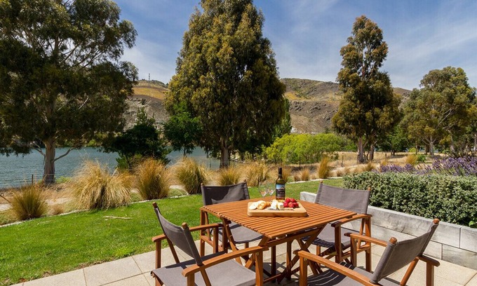 Lowburn Cabaña | Sunhaven Lakeside - Cromwell Holiday Home