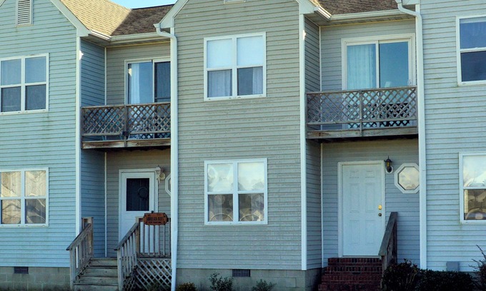 Deep Hole Casa | Sunkissed Bliss - 2BR Townhouse - Close to Beach, NO LINENS
