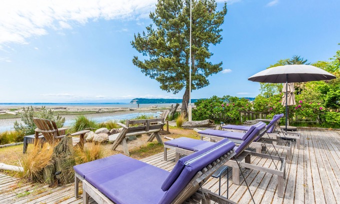 Clinton Casa | Sunlight Beach Getaway by AvantStay | Views