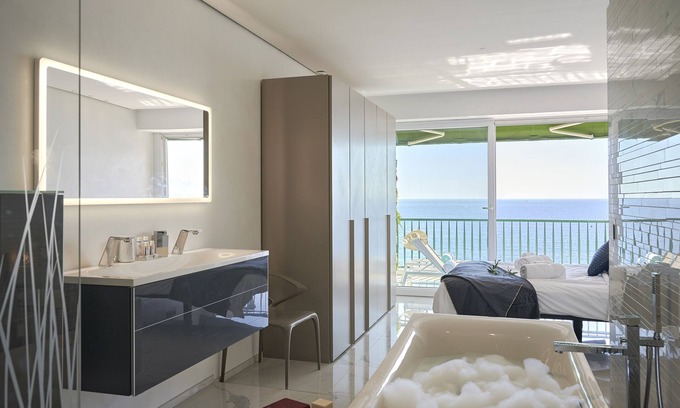 Fabron Apartamento | SunlightProperties SKYBLUE - Luxury flat for 6 - Bathtub with a sea-view