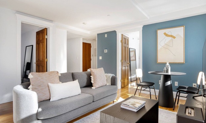 Beacon Hill Apartamento | Sunlit Beacon Hill 2BR w/ W/D, nr Boston Common, by Blueground