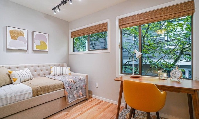 West Bellevue Casa | Sunlit contemporary Bellevue Home w/ a Lush Garden