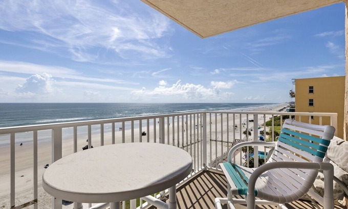 New Smyrna Beach Condominio | Sunlit Corner Beachfront Retreat Walk to Flagler & Ocean Views