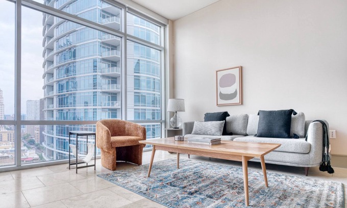 Second Street District Apartamento | Sunlit Downtown 2BR w/ Gym, W/D & Deck, nr Town Lake Park, by Blueground