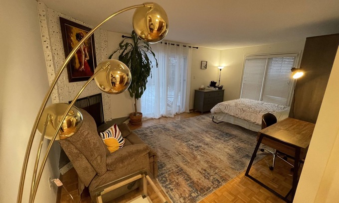 Oakville Apartamento | Sunlit Garden-View Studio Oasis on the Main Floor - A Serene Retreat
