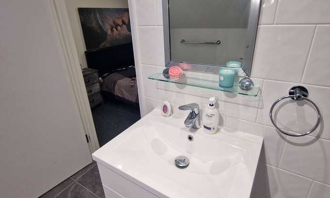 West Ham Apartamento | Sunlit loft, ensuite, TV, workspace, kitchen access. 7 min to the underground.