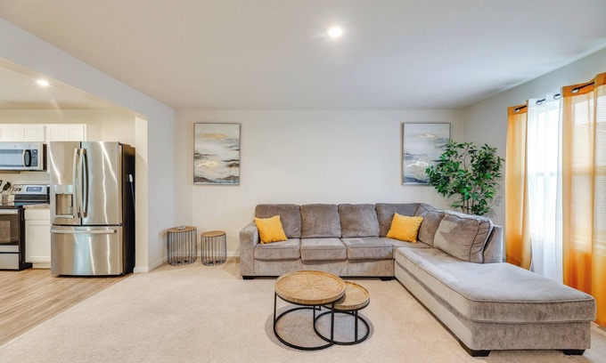 Milford Casa | Sunlit Milford Townhome < 2 Mi to Riverwalk!