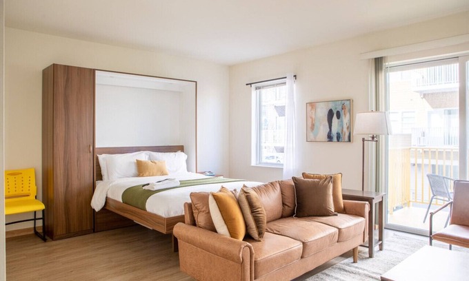 Fifth Ward Apartamento | Sunlit Modern Apartment with Balcony