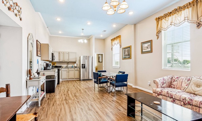 South 7th Ward Apartamento | Sunlit retreat with a full kitchen, washer/dryer, & central AC