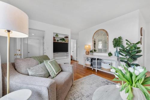 North Spokane Casa | Sunlit Scandi Haven - Walk to Whitworth U & Shops