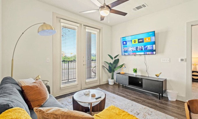 Vickery Meadow Apartamento | Sunlit Suite w/Resort Pool & Gym by Midtown Blvd