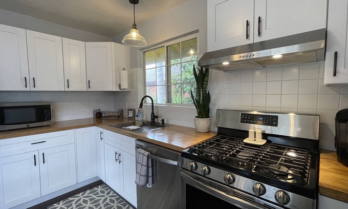 Beach Hill - Beach Flats Casa | Sunlit Surf Guest House - Downtown -2bd/1ba