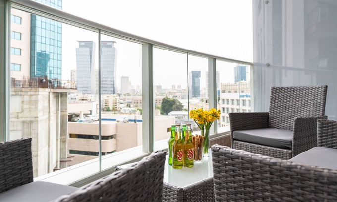 Tel Aviv Apartamento | Sunlit Urban Escape with Balcony by Sea N Rent